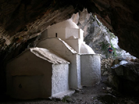 Igreja nas cavernas das montanhas de Samos